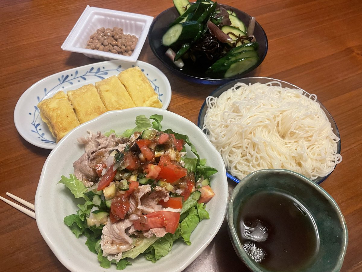 kanom3_'s tweet photo. #おうちごはん #晩御飯 
冷しゃぶサラダ夏野菜のせ
ソーメン
だし巻き玉子
浅漬け
納豆
やっと自分メンテナンスに行ってきたよ。体を整えた後、歩きすぎたー
相方ちゃんがホールド力の強い腰ベルト買ってきたわ。よっぽど痛みと不安あるようです。
ソーメンの盛り方大胆な私、器変えたらよかったな https://t.co/H5f0YlHC1j