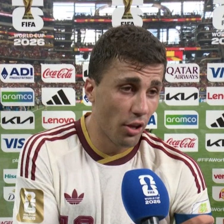 MundoDespectivo's tweet photo. 🎙️RODRI: “Con Bernardo simplemente fue una broma que tenemos en Manchester, allí le decimos que tiene la cabeza como un chupa chups y le ha sentado mal”. https://t.co/vhdDqiy6F4