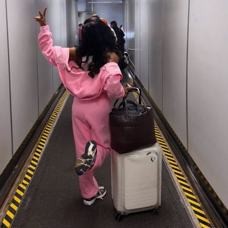 layxsnv's tweet photo. IDC where to but a flight is much needed ✈️😩👙🏖️ https://t.co/g0C3jxtP4w