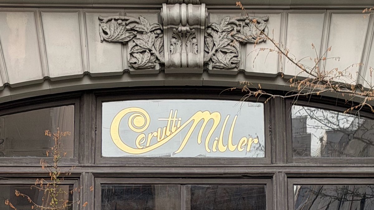 Mirani23Komal's tweet photo. NYC is such a typographically yummy city; inspo everywhere you look https://t.co/BUQY2jbYUe
