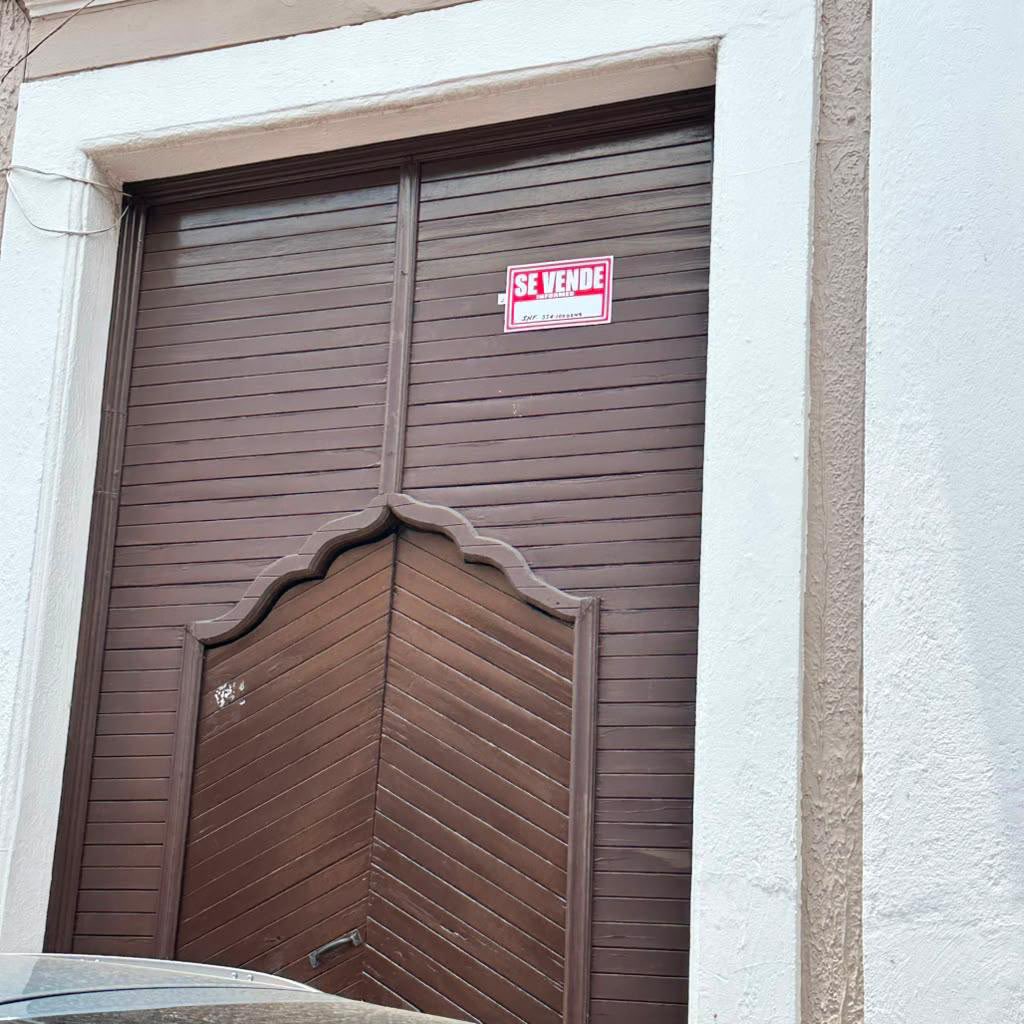 REPORTTERRITORY's tweet photo. Despojo Inmobiliario a todo lo que da por el país y de ejemplo está aquí esta casa en #Cotija #Michoacán Calle Juárez 112 Robándoselo el cartel de los
Valencia lo recuerdan? @FiscaliaMich @GobMichoacan @GobiernoCotija con toda la impunidad #LosReyes #Tocumbo #Jiquilpan ALERTA ‼️ https://t.co/W6IjnNXKBq