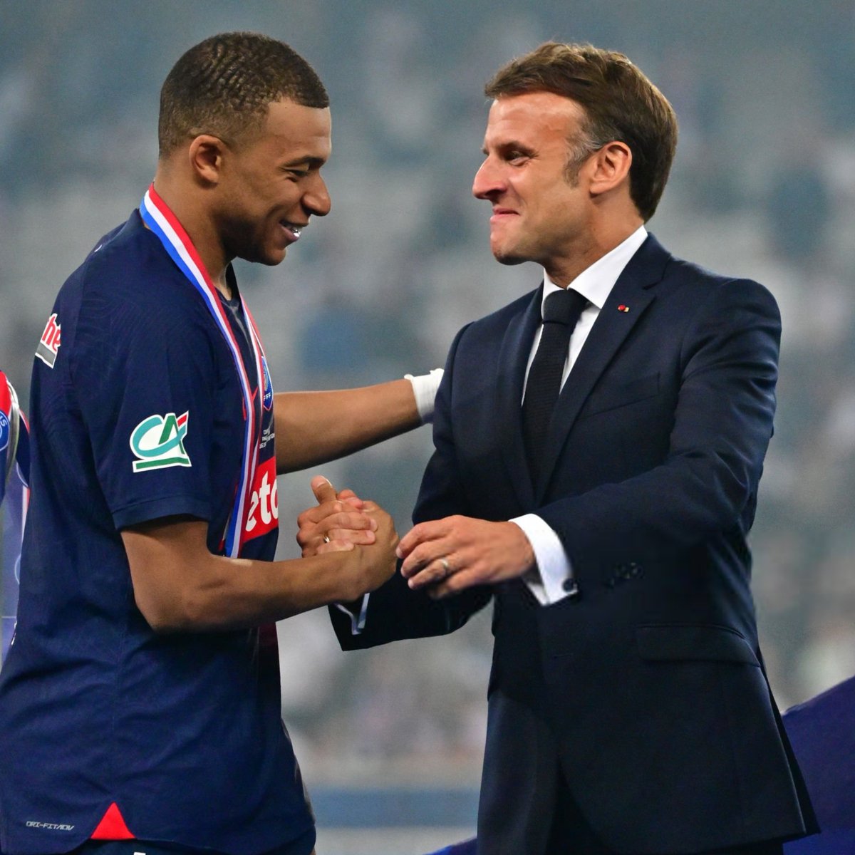 ActuFoot_'s tweet photo. 🚨🚨 EMMANUEL MACRON 🇫🇷 RÉAGIT AUX PROPOS RACISTES AYANT VISÉ KYLIAN MBAPPÉ ! 🗣️

« Le président de la République SOUTIENT Kylian Mbappé et l’équipe de France face aux attaques racistes dont le capitaine des Bleus a fait l’objet », indique l'Élysée. 

Le président du Paraguay LUI A ENVOYÉ UN MESSAGE pour condamner les propos de la sénatrice.

🗞️ @RMCsport