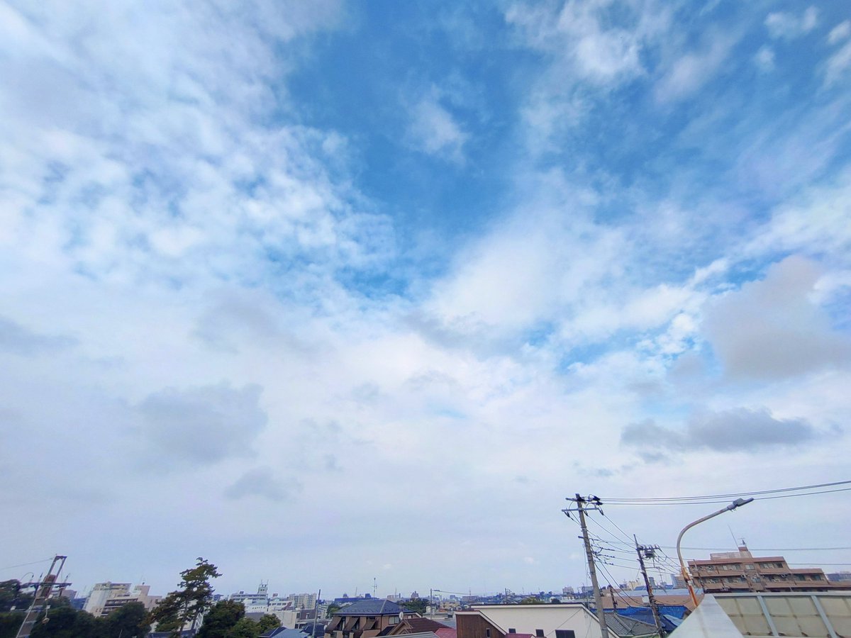 skyanai's tweet photo. おはようございます
いつも沢山の♥ありがとうございます
曇り空☁ですが、青空が少しですが見えています
一瞬ですが、ポツポツと雨☔が落ちてきました
涼しい北東風が吹く過ごしやすい体感です
皆さんの空はどうですか
では良い１日を
＃イマソラ
#空がある風景 https://t.co/gocmrpWhQV