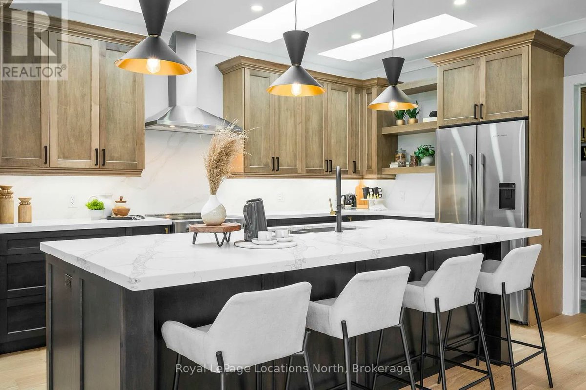 LUXRE's tweet photo. Experience the charm of a unique floor plan that makes this golf course bungalow both welcoming and exceptional.

🗝️ Royal LePage Locations North, Brokerage | $1,650,000 CAD | https://t.co/wjnab6wf3L https://t.co/DxJO7sdv51