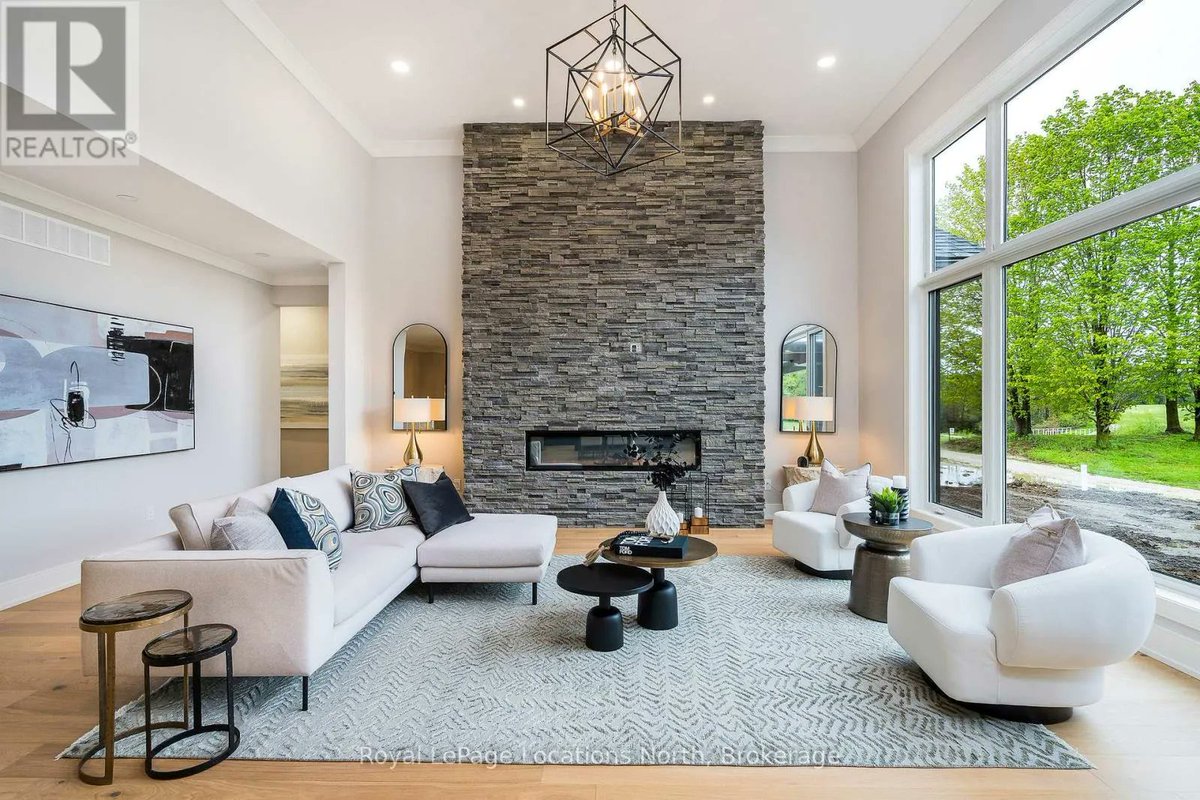 LUXRE's tweet photo. Experience the charm of a unique floor plan that makes this golf course bungalow both welcoming and exceptional.

🗝️ Royal LePage Locations North, Brokerage | $1,650,000 CAD | https://t.co/wjnab6wf3L https://t.co/DxJO7sdv51