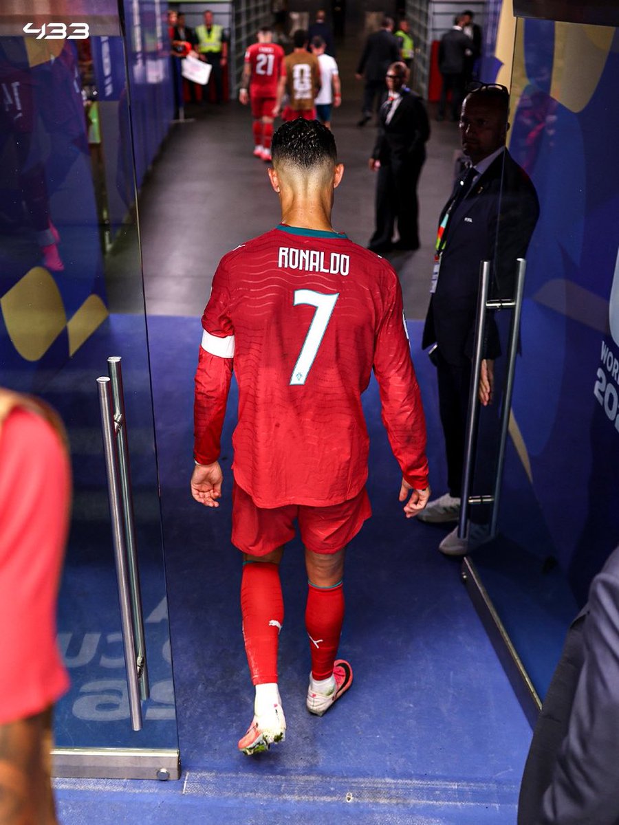 Fooootest's tweet photo. 最後のW杯を終えてロッカールームへ戻るロナウド🇵🇹

📸@433 https://t.co/w8RMfOBdLM
