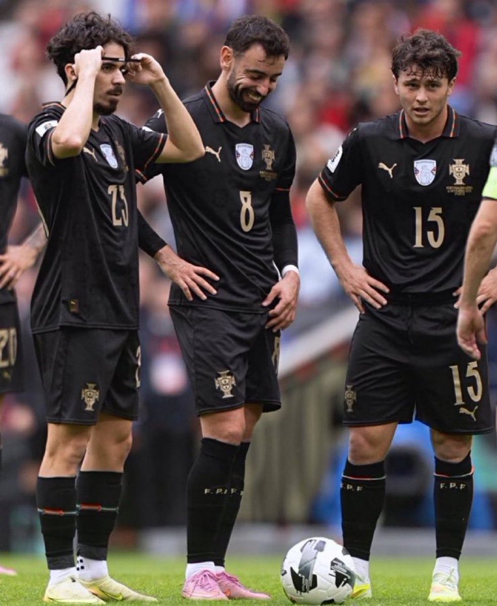Zicopel12's tweet photo. The most useless combined midfielders in the world #vitinha #neves #bruno https://t.co/VGQeBQWX61