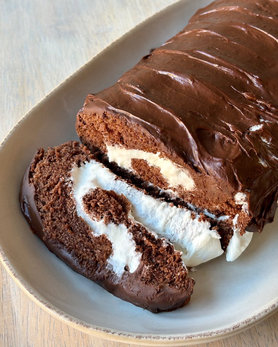 saweeeties's tweet photo. chunky chocolate swiss roll with dark chocolate ganache and vanilla cream filling https://t.co/L4dNBceNZt