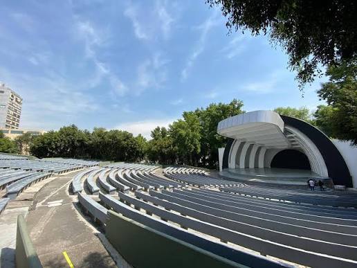 MXESTADIOS's tweet photo. Antes y ahora del bonito teatro al aire libre Angela Peralta, en Polanco.
Así durante su construcción y una imagen de un Polanco de 1939.
En las otras dos fotos, cómo luce en la actualidad. https://t.co/JqnFdVIzc3