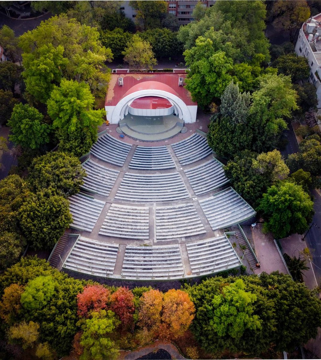 MXESTADIOS's tweet photo. Antes y ahora del bonito teatro al aire libre Angela Peralta, en Polanco.
Así durante su construcción y una imagen de un Polanco de 1939.
En las otras dos fotos, cómo luce en la actualidad. https://t.co/JqnFdVIzc3