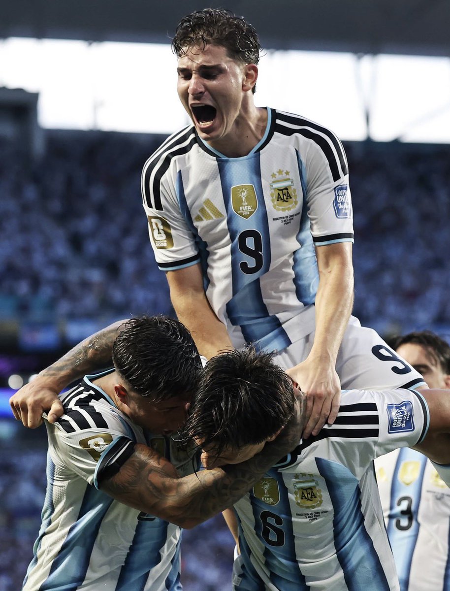 AlbicelesteTalk's tweet photo. 🚨 Lionel Scaloni: "We’ve always been the team on the front foot. Our mistakes never knocked us down, and we kept attacking. That’s an important sign.”

"Sometimes tactics go out the window. When you can’t play the way you want, you have to find another way. This team has that mentality built into it, and that gives me peace of mind.”

"Even when we don’t play well, these players always show character.”