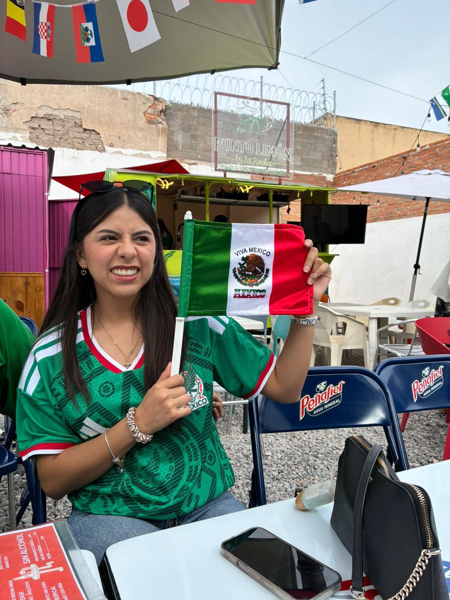 lizzthpayno's tweet photo. hasta luego vibra mundialista https://t.co/8Tn5ABSrti
