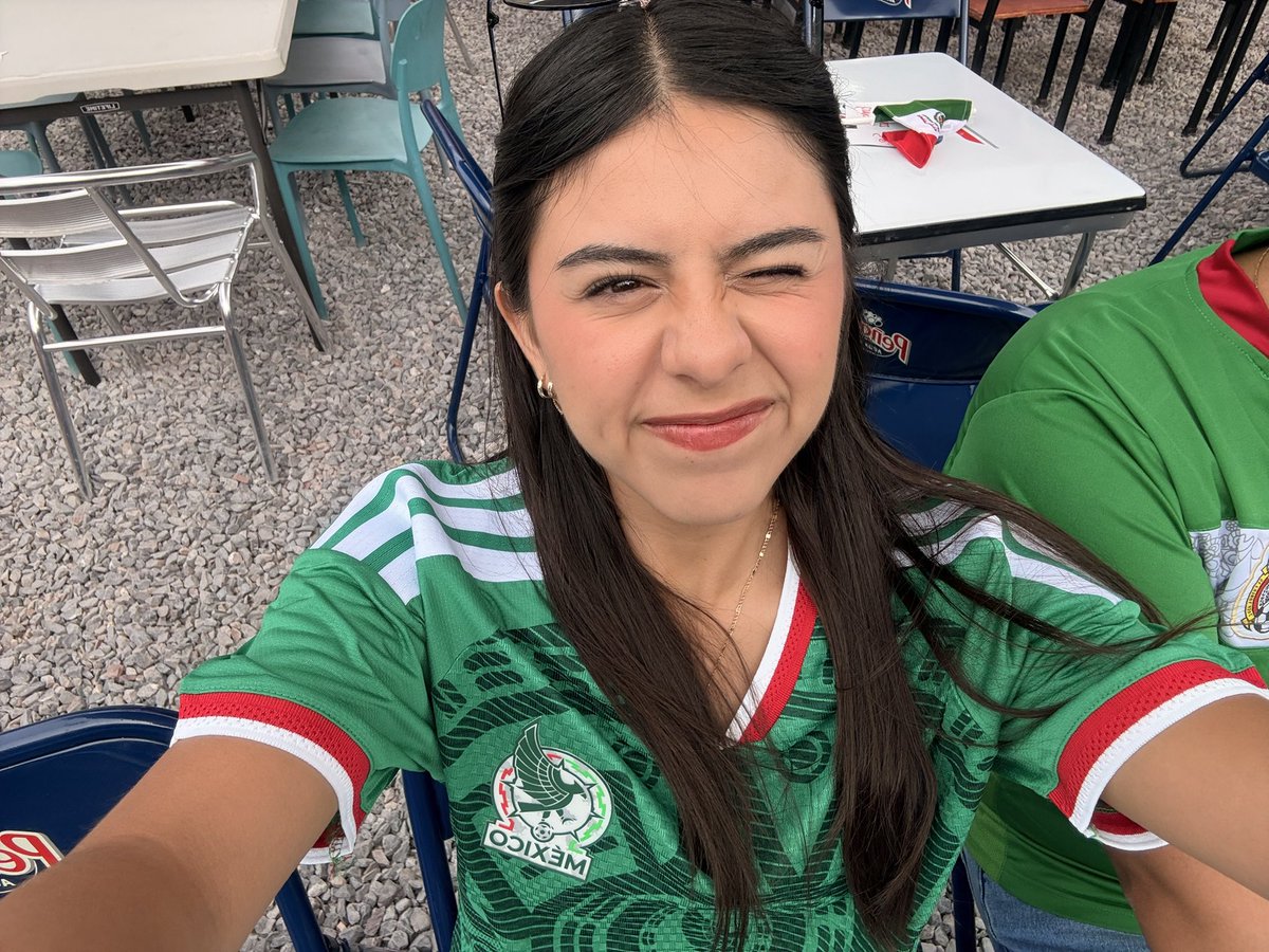 lizzthpayno's tweet photo. hasta luego vibra mundialista https://t.co/8Tn5ABSrti