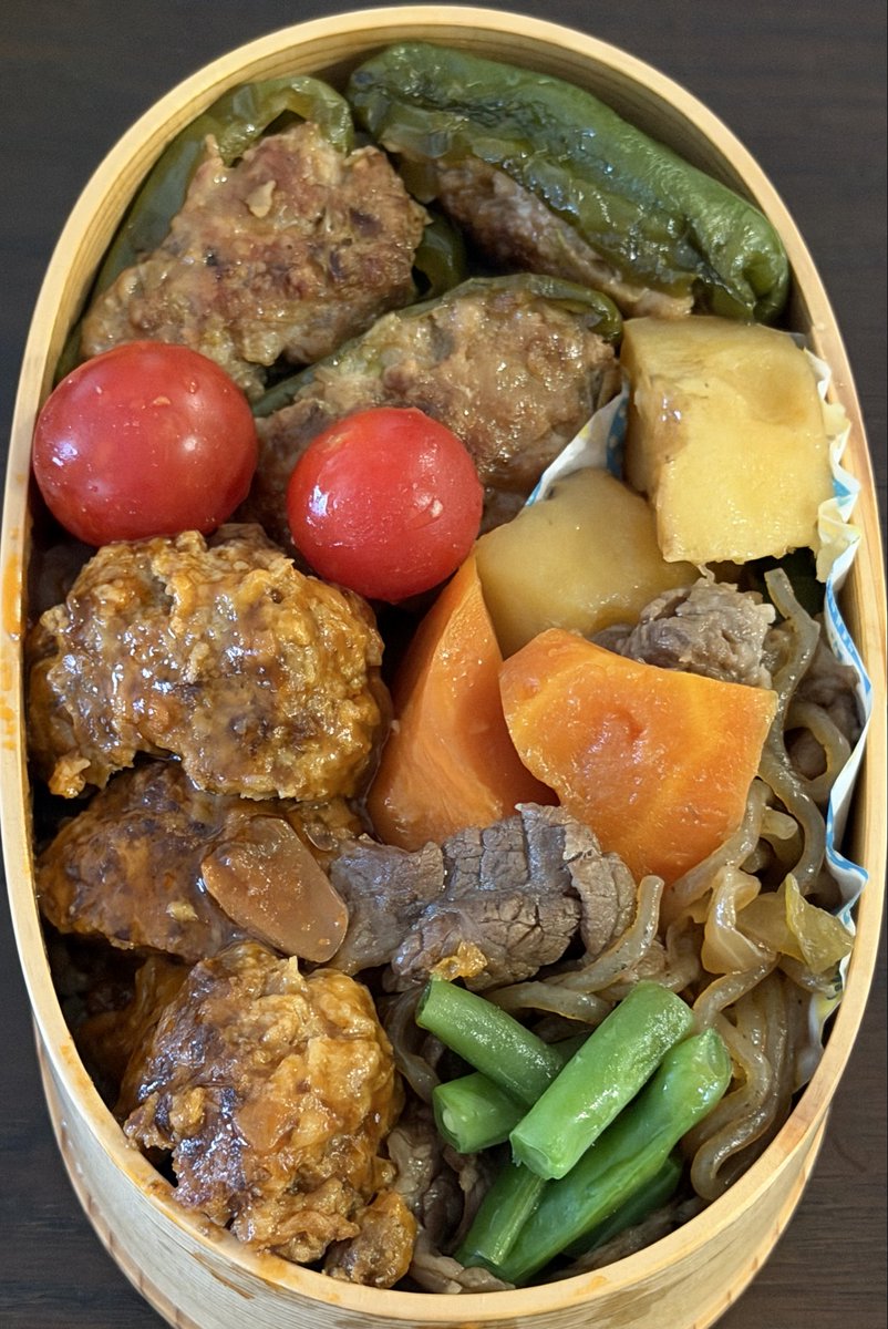 0_oug7's tweet photo. 肉じゃが、🍅、ハンバーグ、🫑の肉詰め #子育て

昨日お友達にジャガイモを貰ったので肉じゃがにした。子育て　胃の痛いことばかりですが愚痴るのではなく飲み込んで頑張ろうと思います。

皆さま良い1日を！ https://t.co/Is0D0geZUt