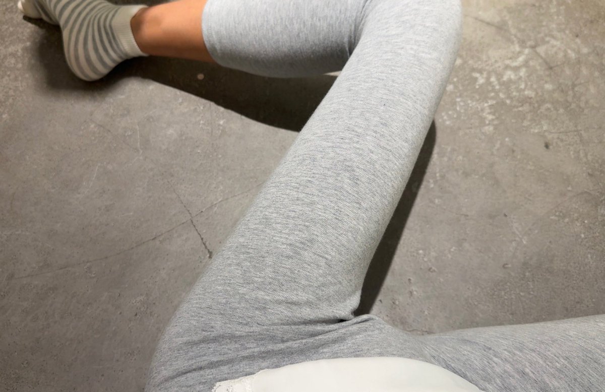 maybellinaa's tweet photo. i love when leggings are loose https://t.co/PnX1SUVPq2