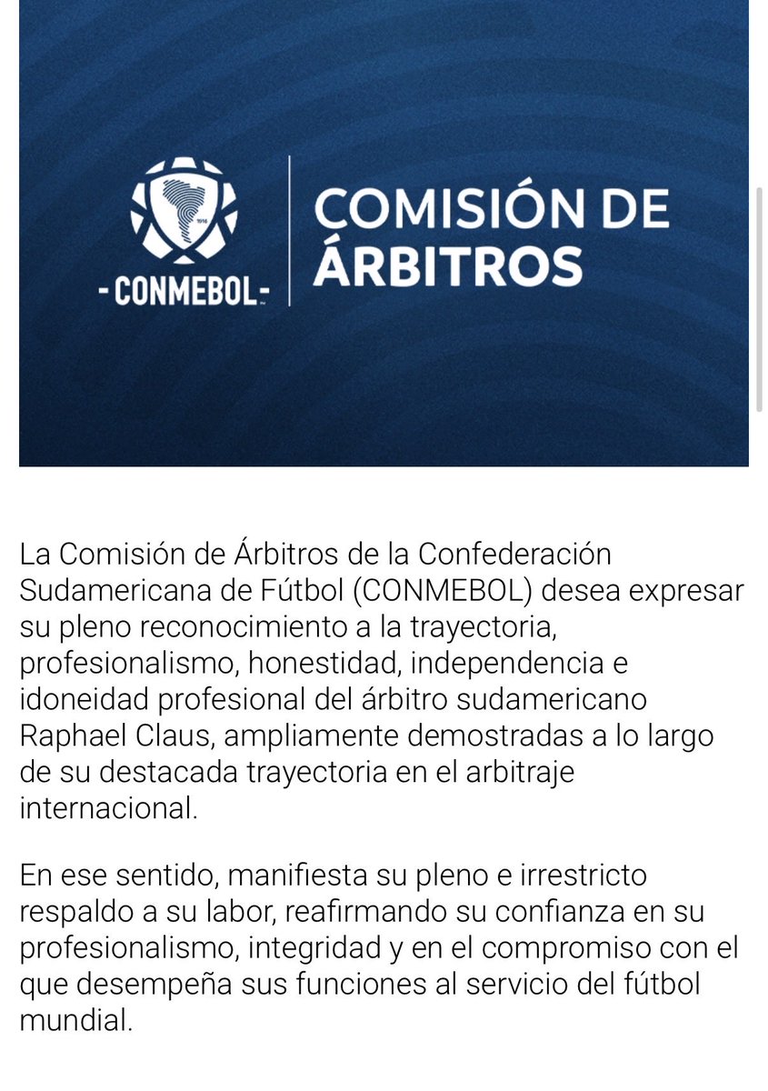 En1Buena's tweet photo. Flojito Comunicado de la Comisión de Árbitros de la @CONMEBOL 

Cuando me enteré que había un comunicado me pareció fantástico. Al leerlo no daba crédito. 

¿Apoyo al árbitro Raphael Claus? Genial! 

Ahora, ¿no van a decir nada ni repudiar los desafortunados e incalificables dichos del Presidente Trump contra su persona?