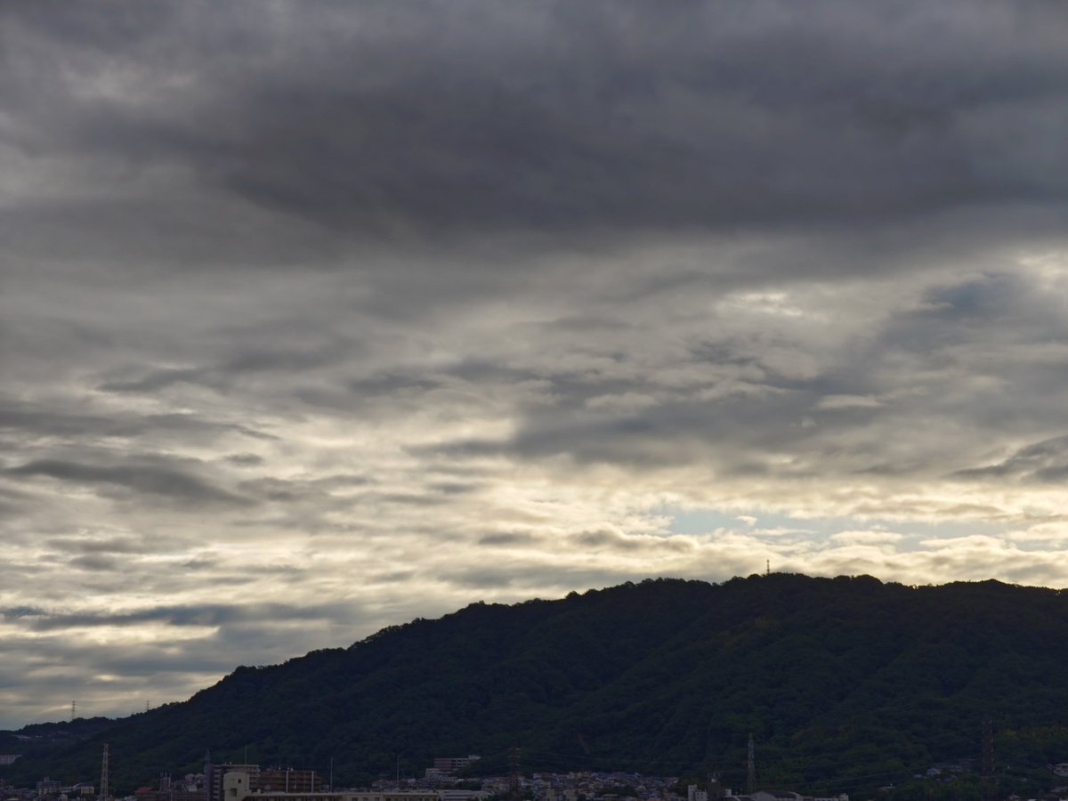 Xperia1Android's tweet photo. おはようございます☁
気温がまだ暑くなる前
今日から真夏日予報🥵

本日もよろしくお願いします
#おはようございます 
#夏本番 
#気温差注意 https://t.co/WOcgtJj0Me