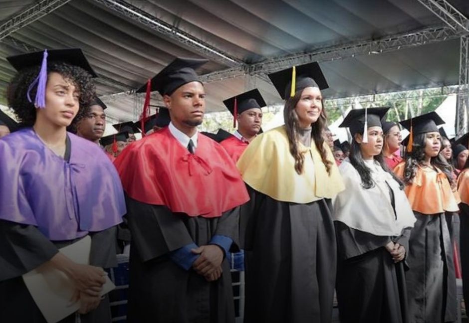 remolacha's tweet photo. Proyecto de ley prohibiría retener títulos universitarios por no pagar la graduación https://t.co/ePaOunR4Bz

#remolachanet https://t.co/klQxi1x4lh