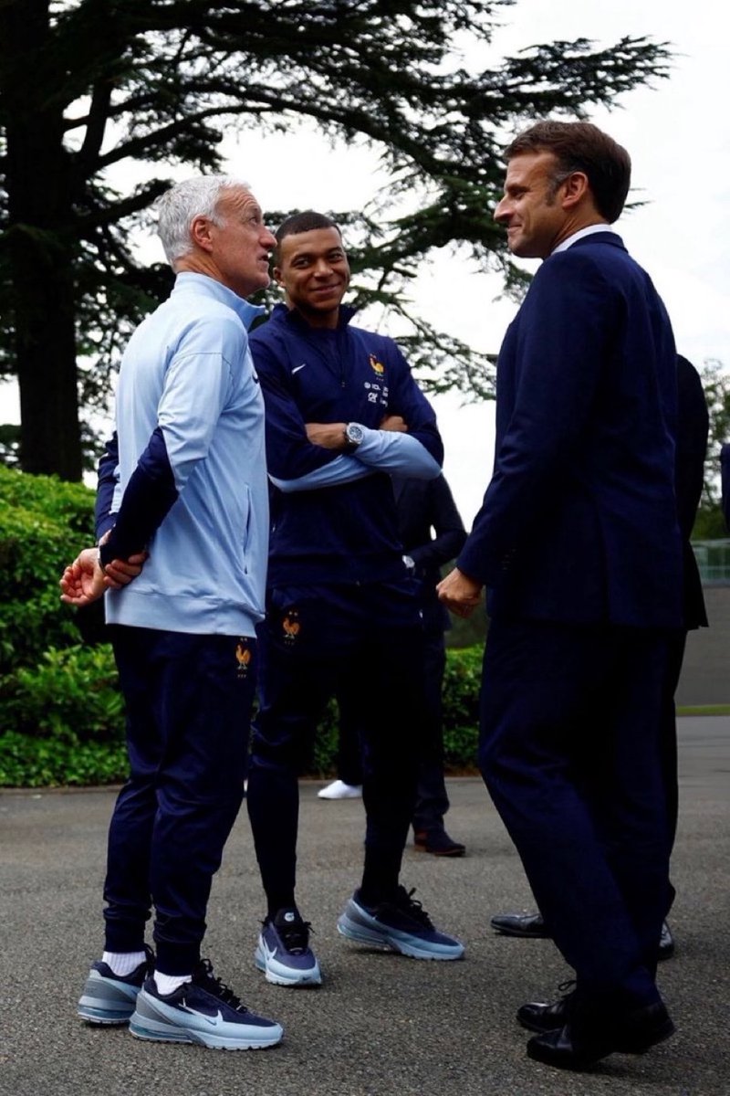 MadridUniversal's tweet photo. 🚨 Statement from France president Emmanuel Macron:

"The President of the Republic supports Kylian Mbappé and the French team in the face of the racist attacks to which the Blues' captain has been subjected."

"The President of Paraguay sent a message to condemn the senator's remarks."