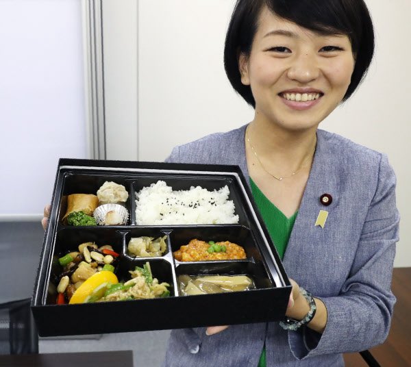 hikaruganji's tweet photo. ←国会議員弁当。→社畜サラリーマン弁当。

同じ人間が、同じ世界を生きて、同じ時間を生きているのですよ。 https://t.co/49oLOmF34F