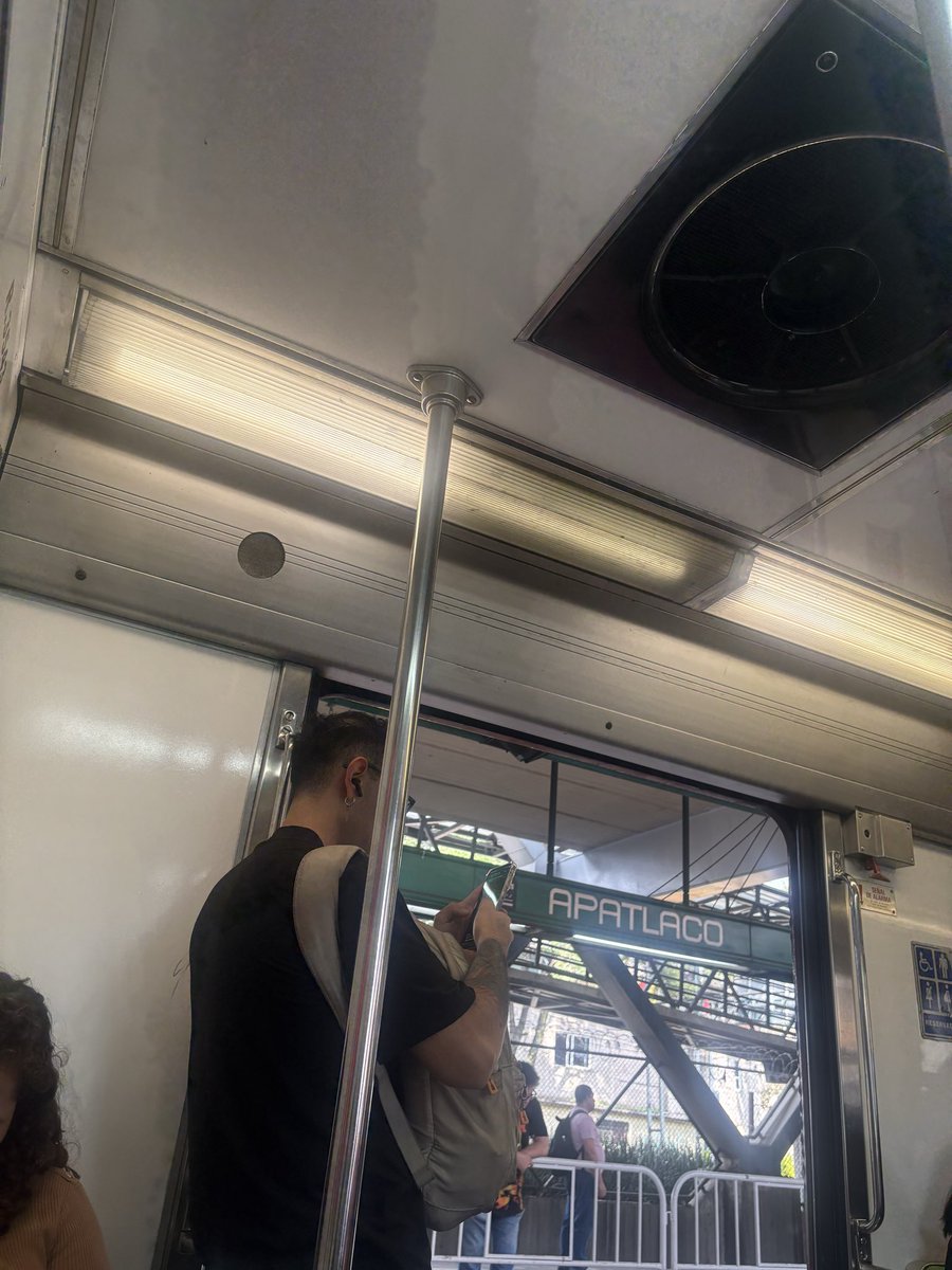 lu17853's tweet photo. @MetroCDMX Cámara con la línea 8 culeros. 

Por cierto, hay un hombre en el vagón de mujeres 3543 dirección constitución. https://t.co/gGjEoPTUsa