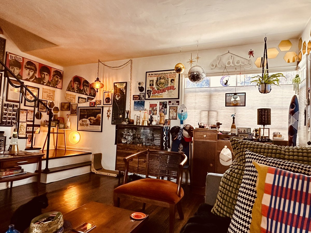 tentwentysixpm's tweet photo. franny, this sounds like my personal hell. sincerely, a childfree 42 year old woman with a warm, inviting apartment all to herself (and 2 cats) https://t.co/6EzdAvIOg5