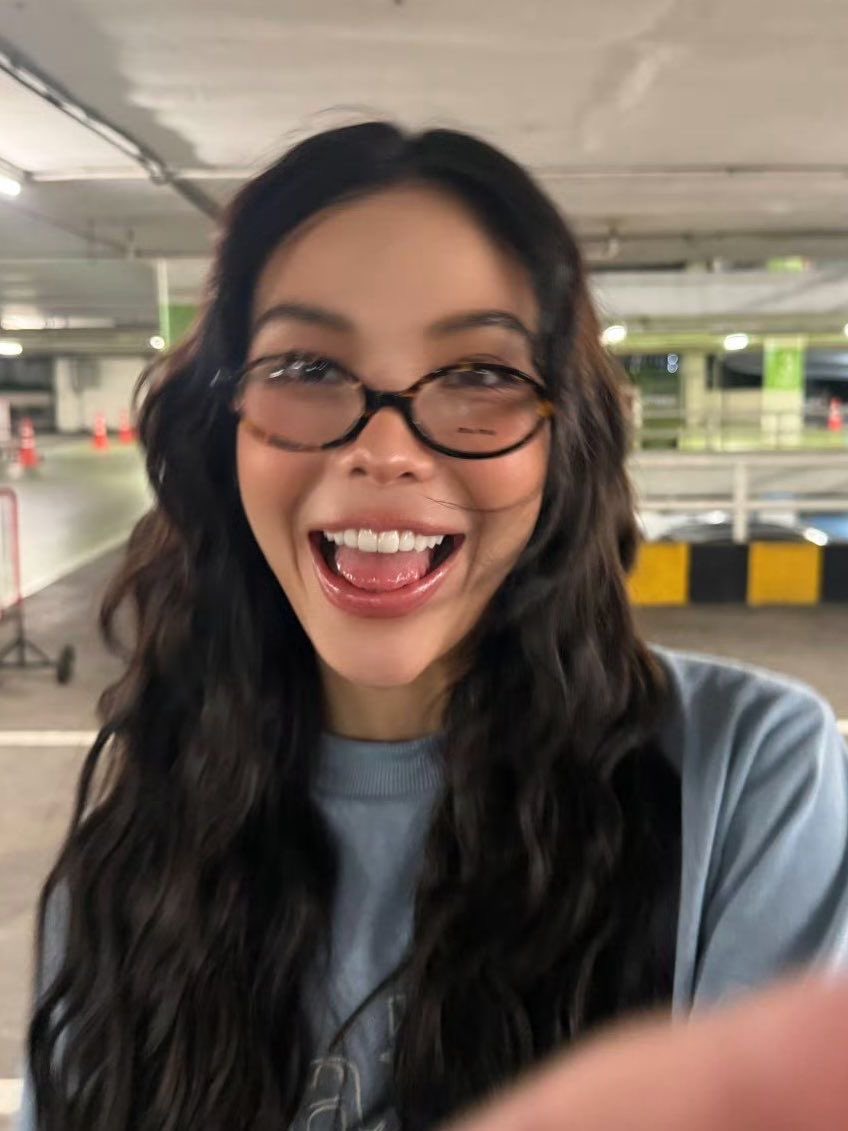 yslrozey's tweet photo. my favorite genre is Sonya with her glasses https://t.co/kGGlEvvFH6