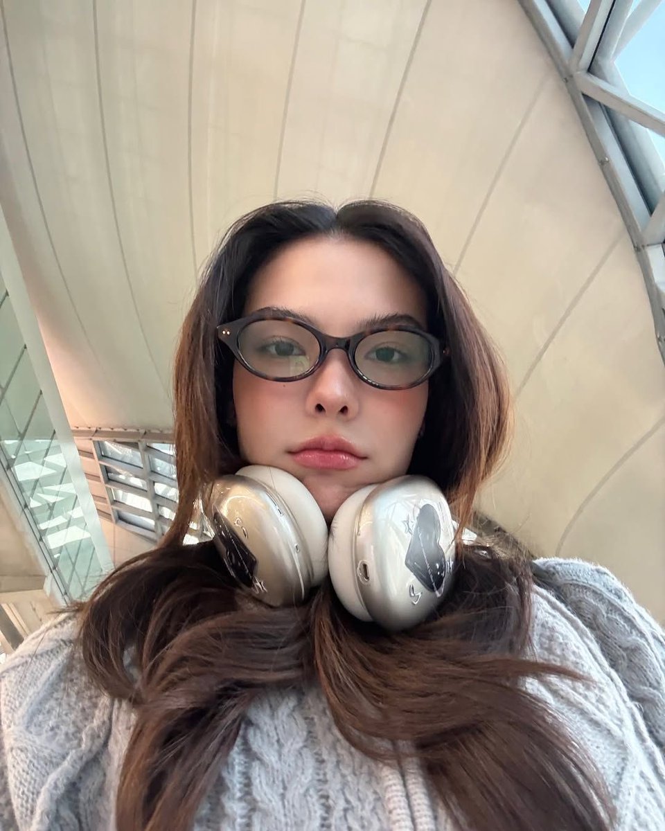 yslrozey's tweet photo. my favorite genre is Sonya with her glasses https://t.co/kGGlEvvFH6
