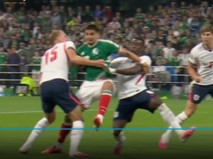 Kubbas's tweet photo. @BorekMati Panie @BorekMati czemu nikt nie dyskutuje na temat wczorajszej skandalicznej decyzji w 85 minucie a raczej jej braku? 2 Anglików ewidentnie trzyma Meksykanina https://t.co/32rx7RKF3D