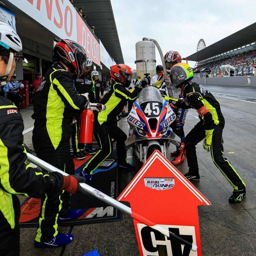 nobutam_project's tweet photo. 【スポーツメンタルトレーナー】
鈴鹿8時間耐久ロードレースに参加してきました

今回は消火器担当として

怪我で参加を諦めていました。
招聘頂いた代表/副代表/チーム員に感謝。
そして、スポンサー様からの労いの御言葉、胸が熱くなりました。

結果は無事完走…

#鈴鹿8耐
#FIM世界耐久選手権
#EWC https://t.co/xmGrkyDTVu