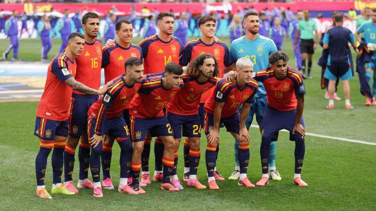 Encuestando's tweet photo. 📊 ¿Qué generación de la selección española de fútbol es mejor?

🔄 ESPAÑA 2010
♥️ ESPAÑA 2026 https://t.co/4hH4RHRqm9