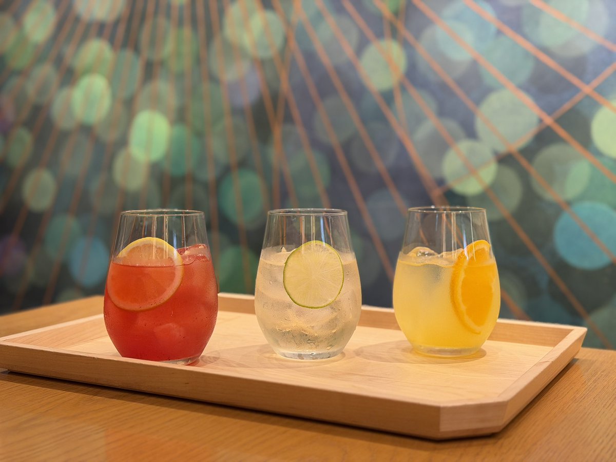SirensTail1971's tweet photo. 🍊パイナップルソーダ
🍋‍🟩マスカットソーダ
🍋クランベリーソーダ
🌶️フォカッチャピッツァカラブレーゼ
🍅フォカッチャピッツァマルゲリータ

スターバックスリザーブストア銀座マロニエ通りのアペリチェーナが昨日からガラッとリニューアルした。
ノンアルコールカクテルもリニューアル。 https://t.co/2j3Mwrl7kj