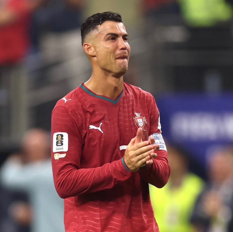 CDamzzy's tweet photo. @yabaleftonline Ronaldo we all love you https://t.co/08MPtAQ9nL