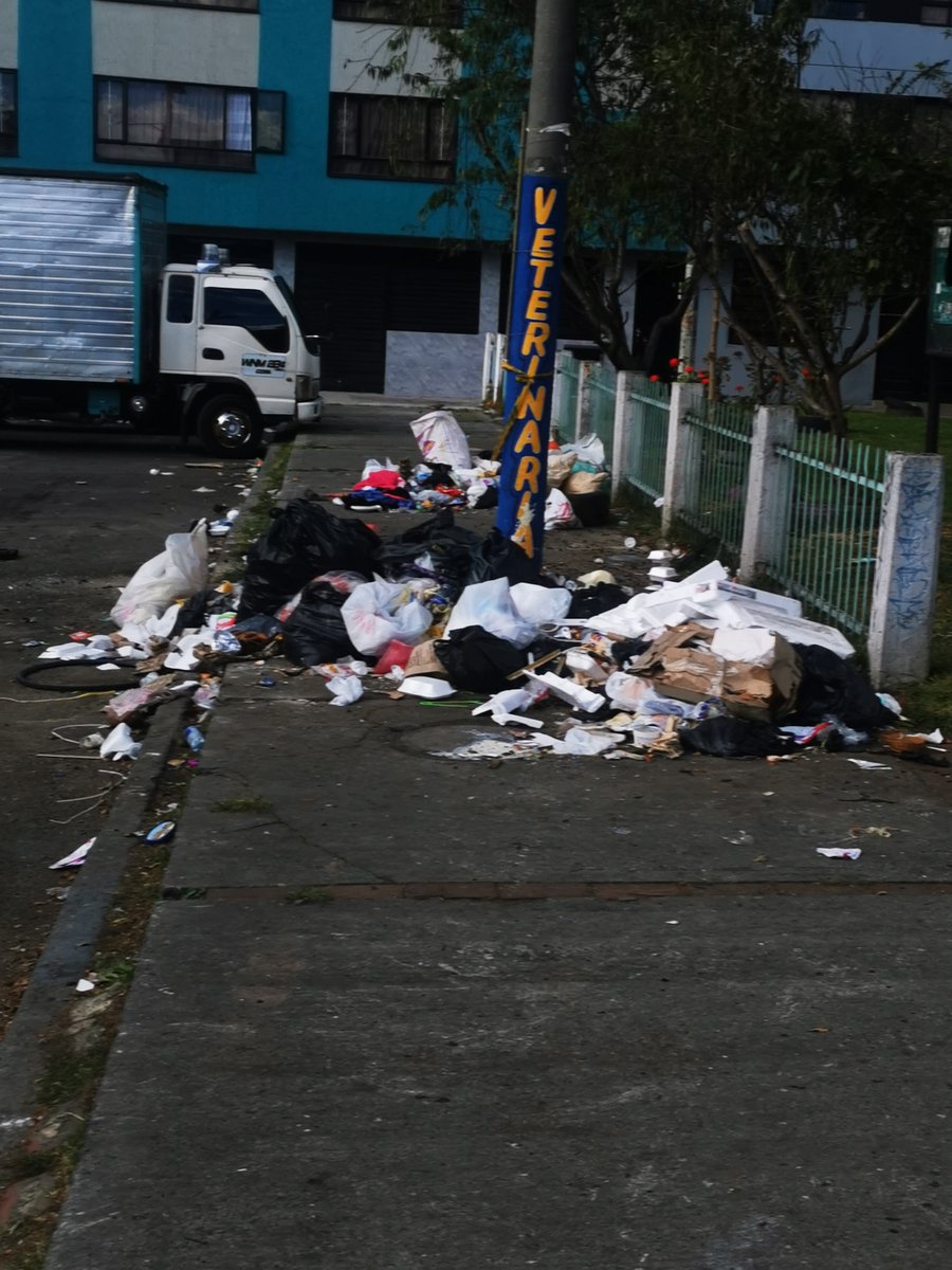 Juliamzam's tweet photo. @Uaesp @Alcaldiakennedy @PoliciaColombia @Bogota @PasaenBogota Denuncia de punto crítico. Los vecinos del sector en cualquier horario vota las basuras 🧵 🔼 @AguasBogota
@Alcaldiakennedy @PoliciaColombia @Bogota @PasaenBogota #BOGOTÁ https://t.co/3WegJ7J7tR