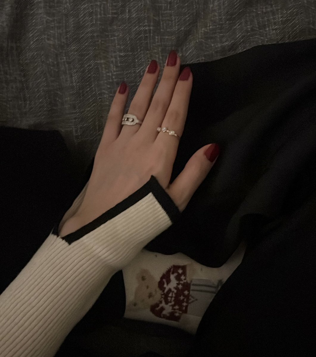 liou3_'s tweet photo. Every time I see my hand, I take a picture of it . https://t.co/pZhbUMjjqc