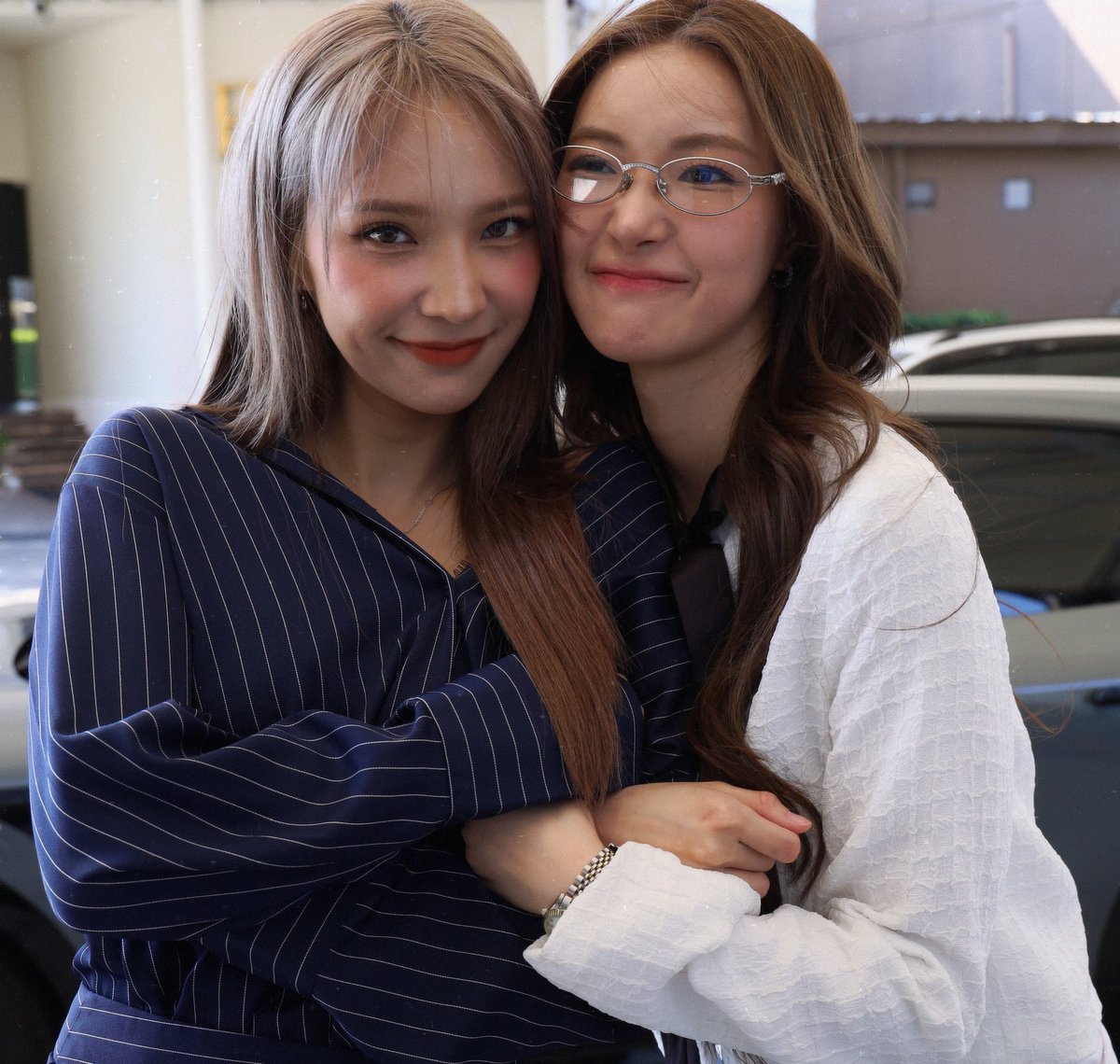SLeopard27's tweet photo. ชอบรูปนี้ รู้สึกเหมือนโดนคุณลัลล์ขิงใส่  ใช่ดิ๊ มีแฟนสวยหมวยแว่นอุ๋งนี่ 😏 https://t.co/SbCezAKdlc
