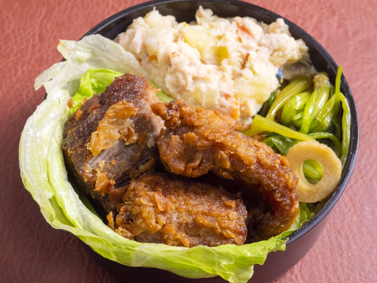 infogripdotnet's tweet photo. 今日の #お弁当。主食は秘蔵の鰻を生姜と青花椒で佃煮にし、出汁を添えてお茶漬けで。おかずは、#カスベの唐揚げ。#カスベ とはエイのヒレの部分。しっかり揚げると、ヒレまでコリコリと食せて美味しい。ツナ入りポテトサラダ。竹輪とほうれん草の炒め煮。山海のお魚弁当となりました。#鰻佃煮 https://t.co/DOP8WyQcln