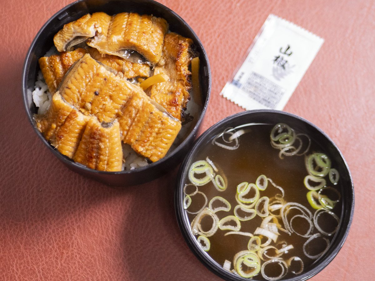 infogripdotnet's tweet photo. 今日の #お弁当。主食は秘蔵の鰻を生姜と青花椒で佃煮にし、出汁を添えてお茶漬けで。おかずは、#カスベの唐揚げ。#カスベ とはエイのヒレの部分。しっかり揚げると、ヒレまでコリコリと食せて美味しい。ツナ入りポテトサラダ。竹輪とほうれん草の炒め煮。山海のお魚弁当となりました。#鰻佃煮 https://t.co/DOP8WyQcln