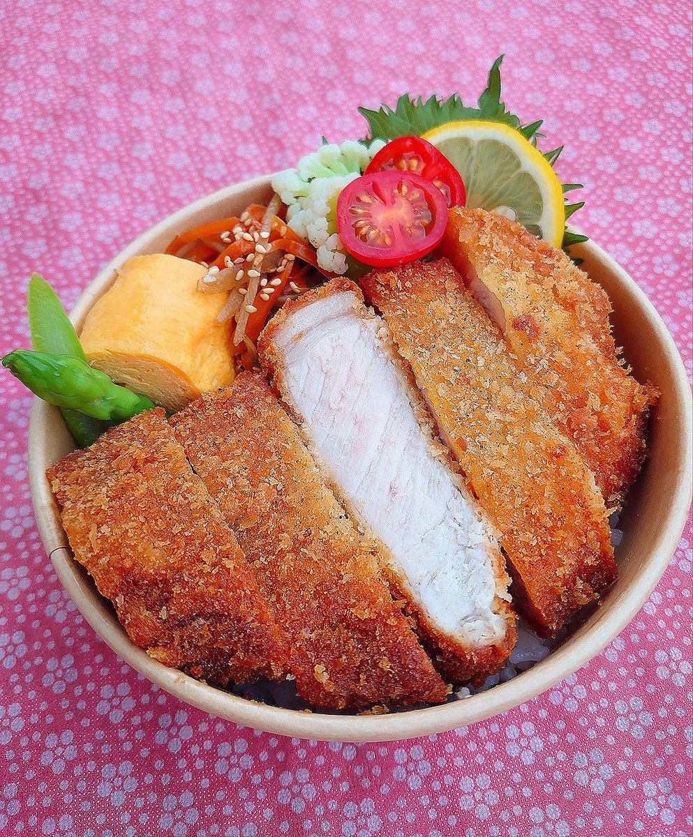 keccokokekoke's tweet photo. ハロー今君に分厚いとんかつが見えますか
#お弁当記録

お肉まっすぐカット出来なくて下の方細めだけどきっといい銀河鉄道七夕日和🎋 https://t.co/D7XKojp9aY