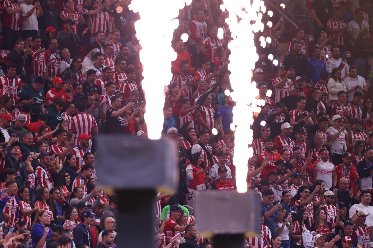 Chivas's tweet photo. 🔝 ¡Dos jerseys nuevos y dos boletos para nuestro debut en el Apertura 2026! 😮‍💨

🤩🔥 Regístrate y participa 👉 https://t.co/afo7Aq0ra2 https://t.co/cyCuxA5zFz