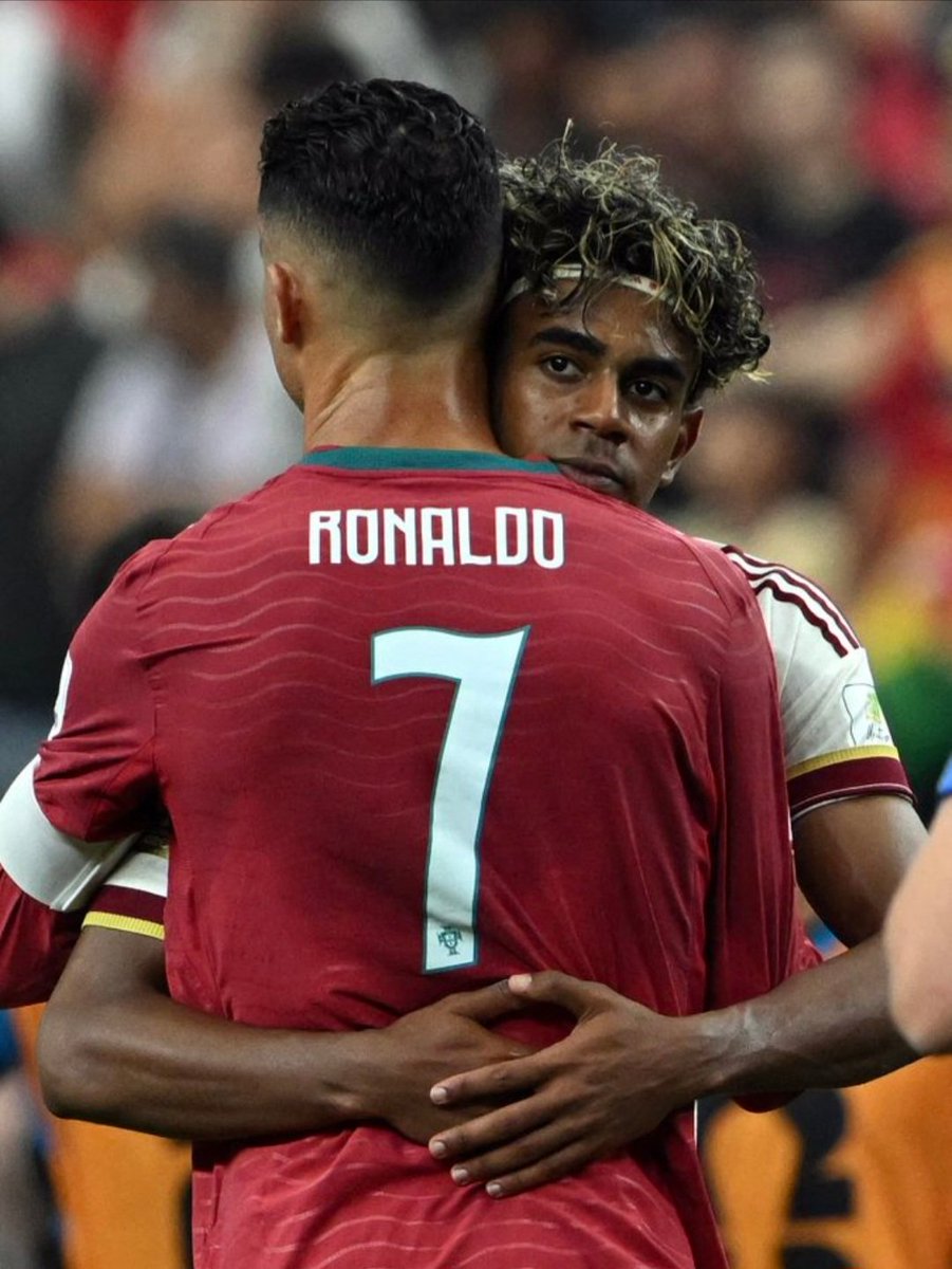 Cisco_Wrld_'s tweet photo. 🫂🇵🇹 Lamine Yamal went to hug Cristiano Ronaldo after the game. 🇪🇸 https://t.co/Ur7Cwpktxk