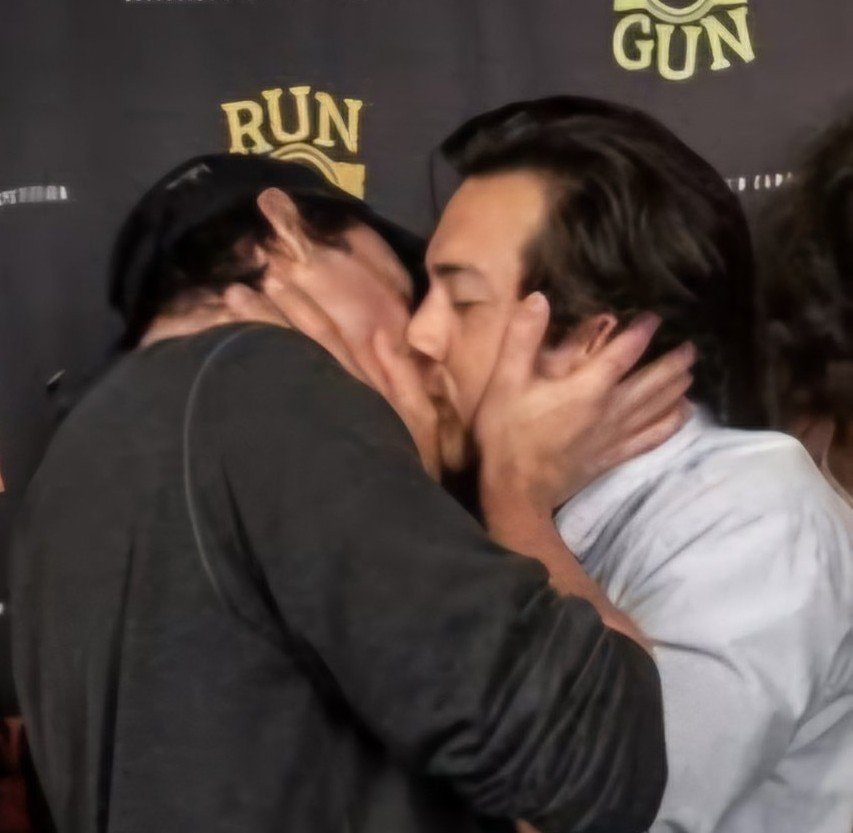 littlepurrrr's tweet photo. Engraçado que o Connor e o Hudson beijam amigos, mas beijar o soulmate não pode né? Se é amizade como as outras, pq não tem beijo tbm? 👀 https://t.co/UuDoOCNILg