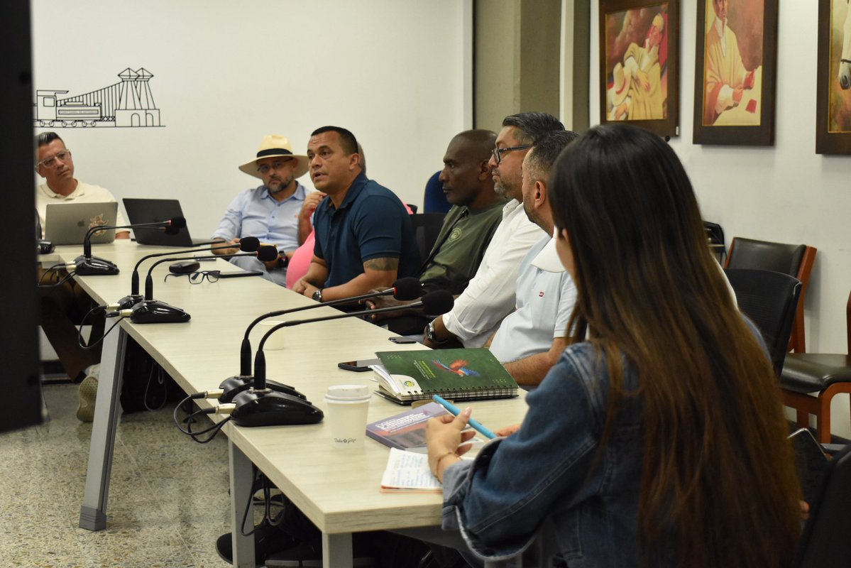 amoramartinez1's tweet photo. Hoy nos reunimos con líderes y actores del sector minero de diferentes subregiones de Antioquia para fortalecer la propuesta de formalización minera gradual que impulsaremos desde el @CeDemocratico en el Congreso. 

Nuestro compromiso es con la legalidad, la seguridad jurídica y una minería responsable que genere desarrollo sostenible y oportunidades para los territorios.