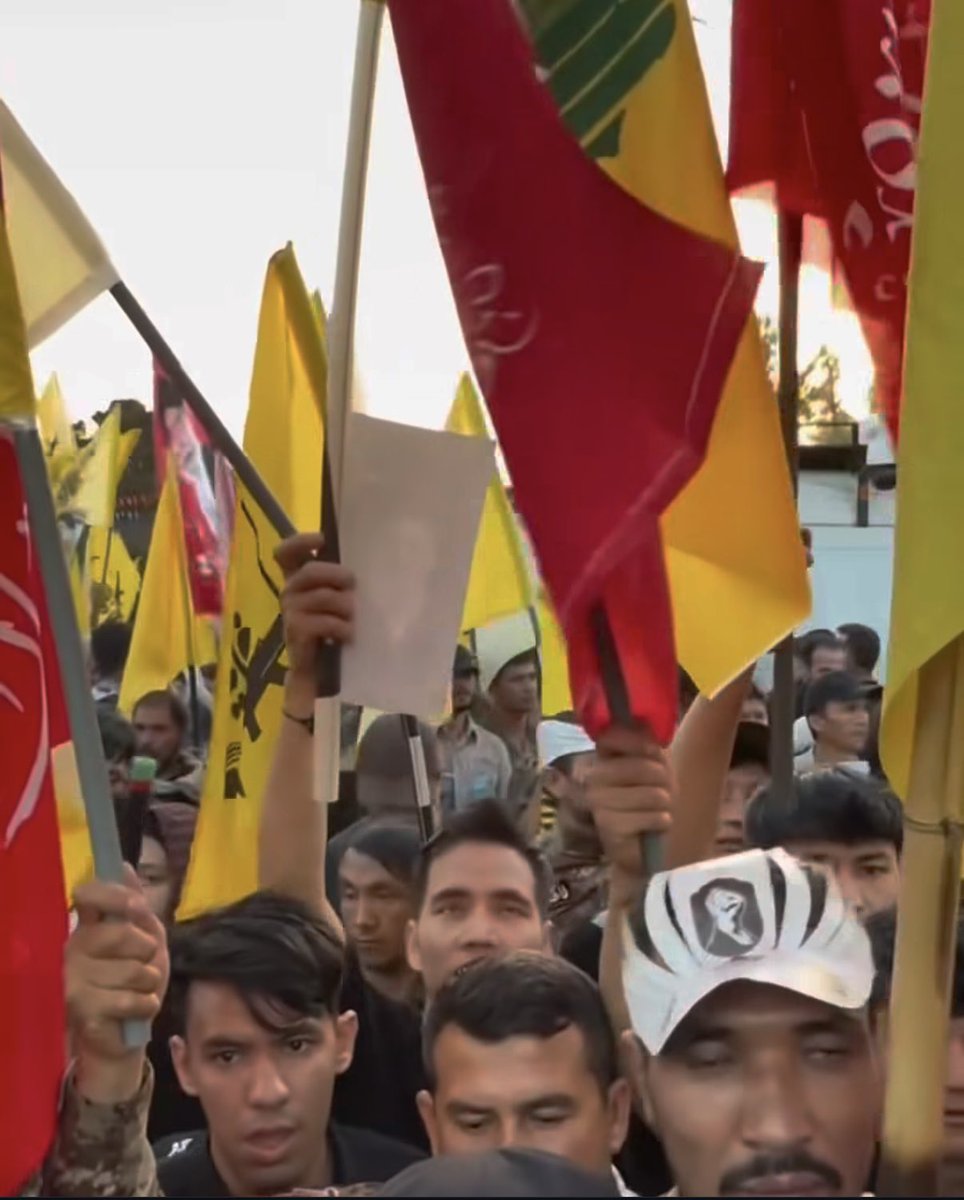 Savakzadeh's tweet photo. More “Iranians” at Khamenei’s funeral circus. 😁😂😂

Western leftist media and commie/islamist influencers are trying to tell you that these are the Iranian people who “loved Khamenei” 🤣 https://t.co/nQgQufG3nV