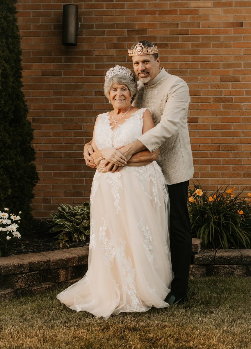 DavidRoyNewby's tweet photo. Three weeks after our wedding, I almost became a widower.

I was finishing a biz call at 8:37pm when I heard my wife call my name from the bathroom. I opened the door and found her on the floor, jammed between the toilet and the wall — she couldn't move, couldn't get up.

1/🧵 https://t.co/skshQCLIuY