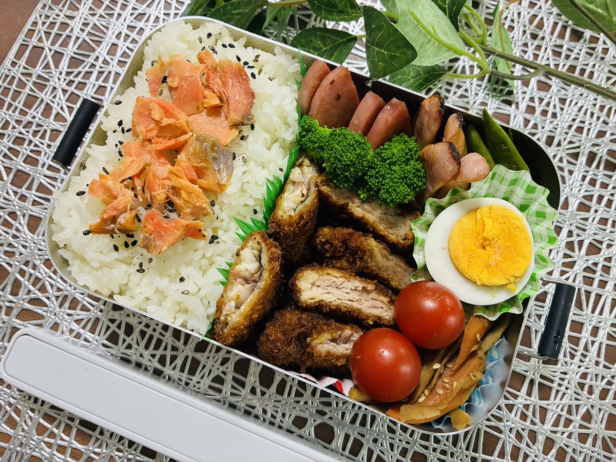 BentoBento7710's tweet photo. 今日は息子弁当1つだけです。アジフライとヒレカツ‼️娘はテスト中につき1学期のお弁当終了でした😁息子にお金で買うか学食を打診したけど断られてしまい息子弁当は週3続きます。今日の娘の置きご飯は具沢山焼きうどんにしました😁
#毎日弁当
#お弁当記録
#今日のお弁当
#息子弁当 https://t.co/fjJ7OREmQx