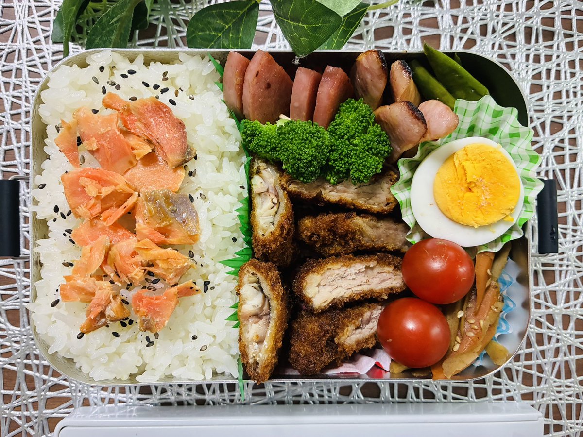 BentoBento7710's tweet photo. 今日は息子弁当1つだけです。アジフライとヒレカツ‼️娘はテスト中につき1学期のお弁当終了でした😁息子にお金で買うか学食を打診したけど断られてしまい息子弁当は週3続きます。今日の娘の置きご飯は具沢山焼きうどんにしました😁
#毎日弁当
#お弁当記録
#今日のお弁当
#息子弁当 https://t.co/fjJ7OREmQx