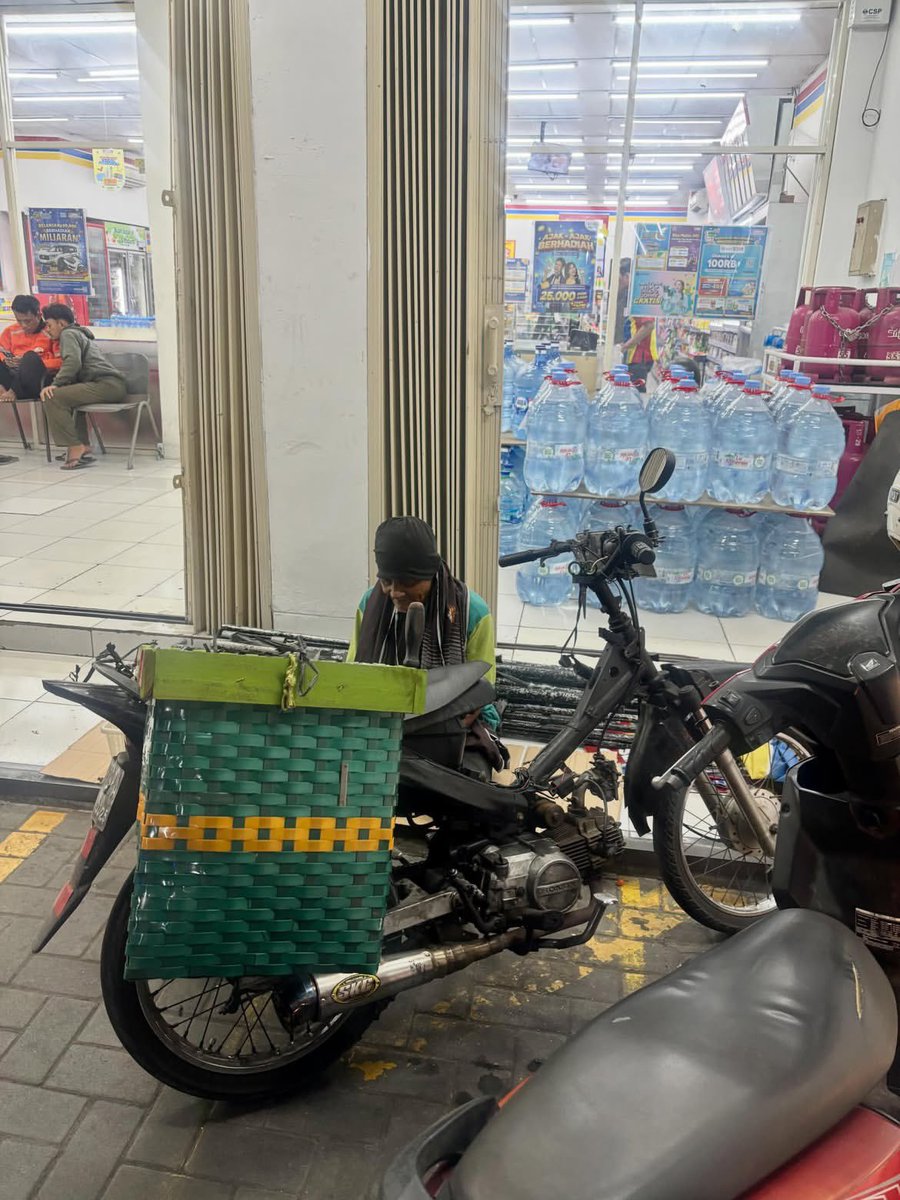 mamahmuda1_'s tweet photo. When you want to give up but Allah negor lo dengan ketemu bapak ini di Indomaret 24 Jam Seturan Jogja, di jam 2 pagi. Pas awal dateng bapaknya lagi tidur beralaskan kardus, terus tiba2 kebangun. Akhirnya gw nanya pak kok ngga pulang, rumahnya dimana? He said nanti mba ngabisin dl, pp rumahnya di Temanggung dengan menurut gw kondisi motornya juga🥹. Pokoknya kalo ketemu bapaknyaa dibeli yaa, Kripik Singkong Asinnya only 10k enakk kok🤩
cc: dzinuha