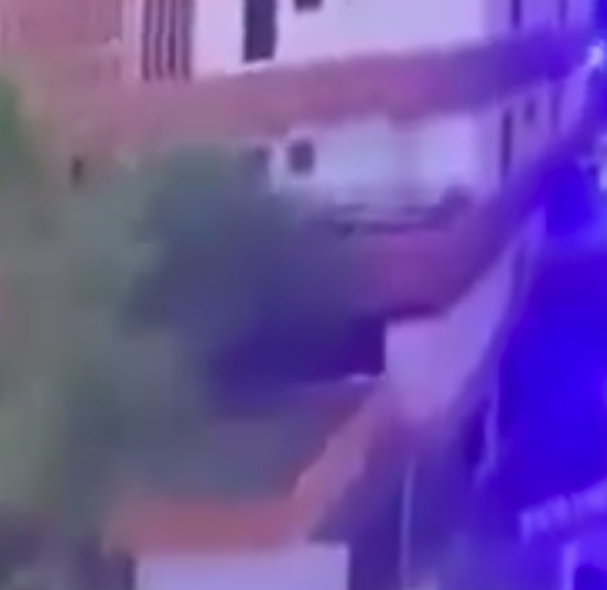 05t1n40's tweet photo. Este closeup es la prueba visual del inicio del fin. 

La envolvente estructural del edificio no resiste la torsión y se separa drásticamente de la estructura principal. Esta ruptura marca el punto de no retorno. https://t.co/G878HKp3In