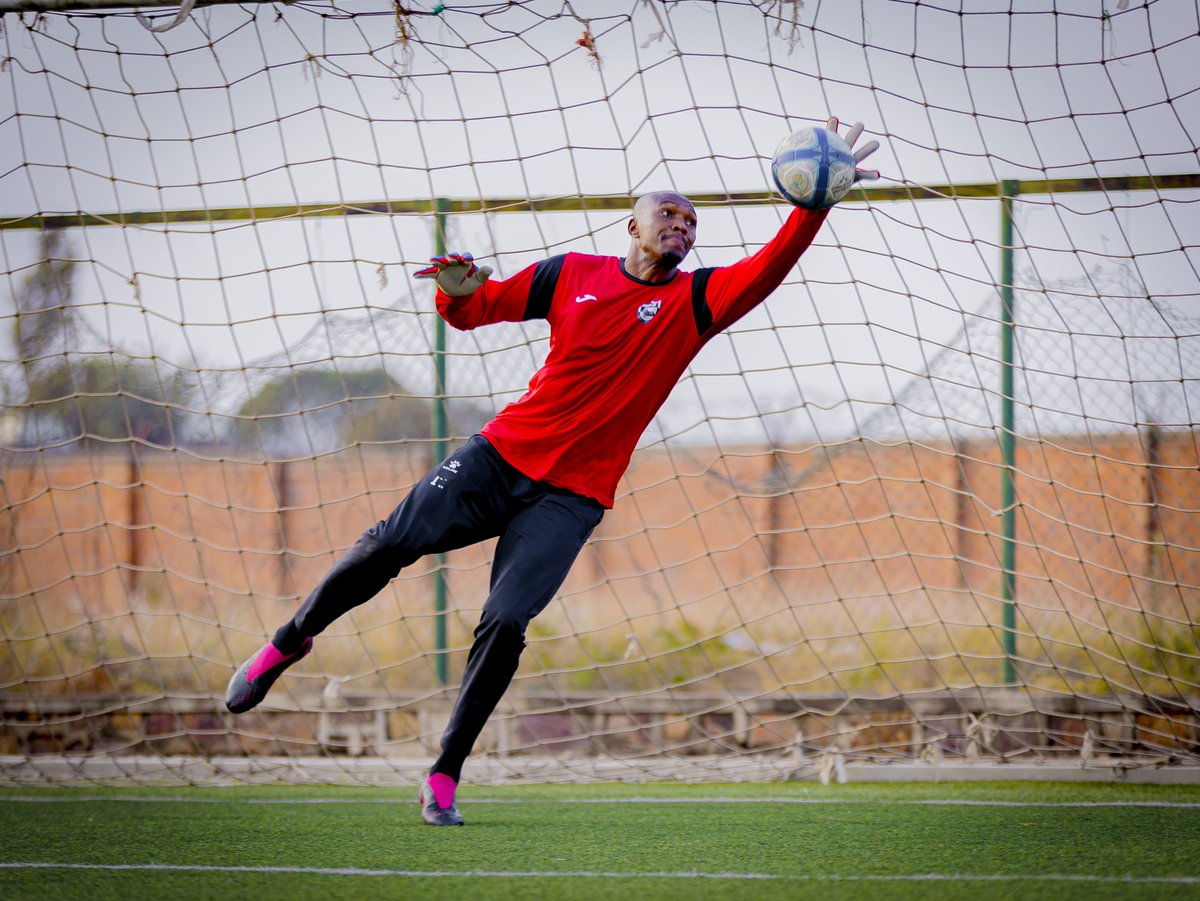 aprfcofficial's tweet photo. DAY 5 PRESEASON 

🧤🔒 THE GOAL IS LOCKED DOWN. No way through this year. 🦁⚫⚪
Our fortress is protected. The goal is safe. Let the season begin! 💪🔥

📷:@IvanBrian77

#APRFC #CLUBGIANT https://t.co/BtcJg9b7ob